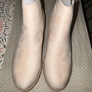 Cushionaire Beige Boots